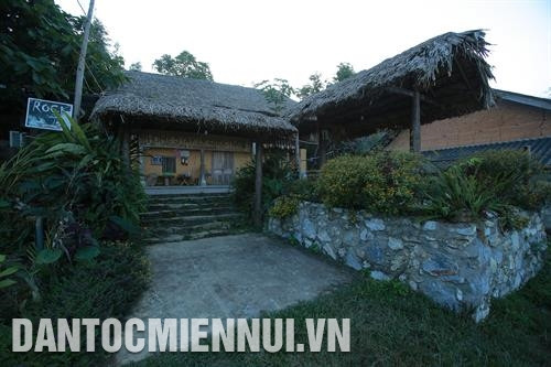 Cổng Trời Quản Bạ là cửa ngõ đầu tiên vào Công viên địa chất toàn cầu cao nguyên đá Đồng Văn, nằm trên đỉnh cao nhất của con đèo từ Hà Giang lên Quản Bạ. Ảnh: An Thành Đạt Làng văn hóa Nặm Đăm nằm ở trung tâm xã Quản Bạ là làng đầu tiên phát triển du lịch cộng đồng ở huyện Quản Bạ. Trong ảnh: Làng văn hóa Nặm Đăm với nhiều homestay phục vụ du khách. Ảnh: An Thành Đạt Khách du lịch trong và ngoài nước đến tham quan, mua sắm tại làng dệt thổ cẩm Lùng Tám thuộc xã Lùng Tám, huyện Quản Bạ. Trong ảnh: Làng văn hóa Nặm Đăm với nhiều homestay phục vụ du khách. Ảnh: An Thành Đạt - DTMN Cổng Trời Quản Bạ là cửa ngõ đầu tiên vào Công viên địa chất toàn cầu cao nguyên đá Đồng Văn, nằm trên đỉnh cao nhất của con đèo từ Hà Giang lên Quản Bạ. Ảnh: An Thành Đạt Làng văn hóa Nặm Đăm nằm ở trung tâm xã Quản Bạ là làng đầu tiên phát triển du lịch cộng đồng ở huyện Quản Bạ. Trong ảnh: Làng văn hóa Nặm Đăm với nhiều homestay phục vụ du khách. Ảnh: An Thành Đạt Khách du lịch trong và ngoài nước đến tham quan, mua sắm tại làng dệt thổ cẩm Lùng Tám thuộc xã Lùng Tám, huyện Quản Bạ. Trong ảnh: Làng văn hóa Nặm Đăm với nhiều homestay phục vụ du khách. Ảnh: An Thành Đạt - DTMN