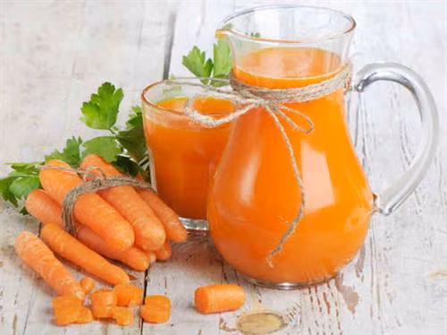 Bạn có thể bắt đầu một ngày mới với một cốc nước ép từ các loại quả mọng như nho, dâu tây, sơ ri... Trộn dâu tây với quả mâm xôi với nửa cốc sữa để có một bữa ăn nhẹ buổi sáng mát mẻ và nhiều chất dinh dưỡng. Dưa chuột chứa nhiều nước. Hàm lượng kali cao trong dưa chuột giúp hỗ trợ lưu thông nước và cung cấp lượng khoáng cần thiết cho cơ thể. Uống nước ép dưa chuột sau khi gọt vỏ trộn với mật ong là lựa chọn lành mạnh cho bữa sáng cúa gia đình Dưa hấu ít calo và giàu vitamin như vitamin A, C. Lycopene trong dưa hấu có lợi cho sức khỏe tim mạch. Đây là thức uống phù hợp với cả trẻ em và người già để giải khát trong cả mùa hè. Nước ép cà rốt là nguồn bổ sung vitamin A tuyệt vời giúp tăng cường thị lực, ngăn ngừa bệnh tim và đột quỵ, làm đẹp da... Ngoài ra, nó còn chứa kali có thể giảm lượng cholesterol trong máu. Carotenoid trong cà rốt hoạt động như một chất chống ung thư, hỗ trợ giảm thiểu nguy cơ bị mắc các bệnh ung thư ruột kết, tuyến tiền liệt, ung thư vú và bàng quang. Uống nước chanh pha thêm một muỗng canh mật ong cũng là một thức uống tốt cho sức khỏe. Chanh mật ong vừa giảm nhiệt trong cơ thể vừa cải thiện hệ tiêu hóa, tốt cho đường ruột và kiểm soát cân nặng hiệu quả. Trà xanh có công dụng giúp tiêu hóa tốt và làm tan mỡ. Caffeine trong trà làm tăng lượng tiết ra của dịch dạ dày, giúp tiêu hóa nhanh, đốt cháy lượng mỡ thừa đáng kể. Các vitamin trong trà còn giảm mỡ thừa trong cơ thể, hỗ trợ giảm cân. Có thể uống trà xanh với nhiều hương vị, uống nóng hoặc lạnh và cho thêm vài loại thảo mộc nếu bạn thích thức uống ngọt. Nước ép cà chua giàu vitamin C cung cấp cho bạn năng lượng và làm đẹp da. Hai quả cà chua chín trộn với một muỗng canh mật ong cải thiện tinh thần. Với nhiều vitamin và chất chống oxy hóa giúp bảo vệ não bộ, ngăn ngừa nguy cơ mắc bệnh giảm trí nhớ Alzheimer, nước cam là thức uống lý tưởng để bắt đầu ngày mới. Ăn một quả ổi mỗi ngày đáp ứng 12% nhu cầu chất xơ của cơ thể, tác dụng nhuận trường cho đường ruột khỏe mạnh, giàu vitamin bảo vệ da khỏi các nếp nhăn cho da sáng mịn hơn. Ngoài ra, ổi không chứa cholesterol phù hợp cho người muốn giảm cân. Lá bạc hà giàu vitamin C giúp tăng cường hệ miễn dịch, ít calo và giàu chất xơ hỗ trợ giảm cân. Nước ép bạc hà có thể thêm nước cốt chanh và mật ong để uống, tăng thêm hương vị.