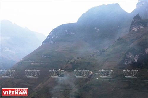 Con đường hạnh phúc chạy ngang qua những ngọn núi hùng vĩ, những khúc cua tay áo, những ngọn đèo huyền thoại trong đó có Mã Pí Lèng Ảnh: Tất Sơn