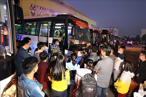 Công nhân lao động về quê đón Tết trên những chuyến xe nghĩa tình. Ảnh: Thanh Vũ – TTXVN Công nhân lao động về quê đón Tết trên những chuyến xe nghĩa tình. Ảnh: Thanh Vũ – TTXVN