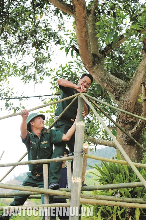 Chiến sĩ Đồn biên phòng Mường Cai giúp Trường mầm non Hoa Đào xây dựng khu vui chơi cho con em đồng bào dân tộc