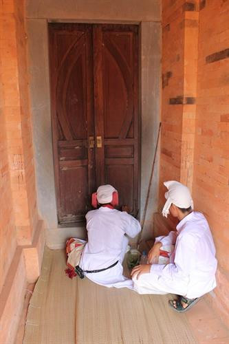 Nghi thức mở cửa tháp. Nghi thức mở cửa tháp.