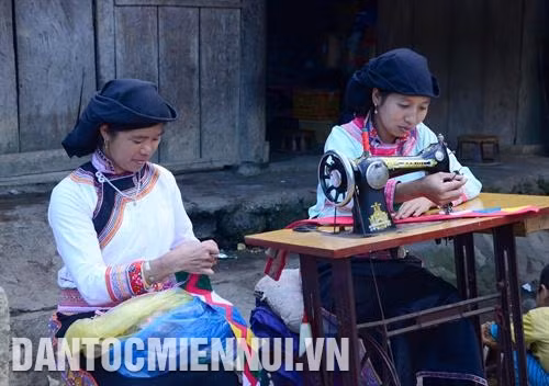Phụ nữ Xạ Phang may trang phục truyền thống. Ảnh: Xuân Tiến