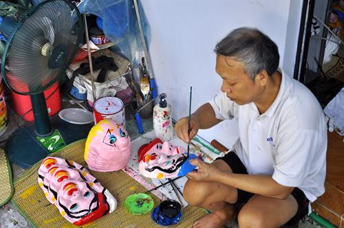 Hơn 40 năm nay, 2 bác vẫn cặm cụi với Mặt Nạ giấy bồi mỗi dịp Trung Thu về Hơn 40 năm nay, 2 bác vẫn cặm cụi với Mặt Nạ giấy bồi mỗi dịp Trung Thu về