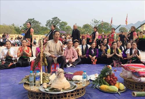 Thầy cúng thực hiện nghi lễ cúng. Ảnh: Nguyễn Cường - TTXVN Thầy cúng thực hiện nghi lễ cúng. Ảnh: Nguyễn Cường - TTXVN