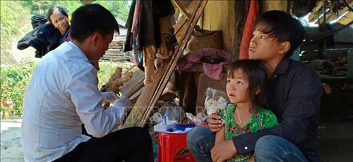 Đoàn công tác của Trung tâm Kiểm soát Bệnh tật tỉnh Yên Bái đến các địa phương trong tỉnh khám bệnh cho người dân. Ảnh: Đinh Thùy-TTXVN Đoàn công tác của Trung tâm Kiểm soát Bệnh tật tỉnh Yên Bái đến các địa phương trong tỉnh khám bệnh cho người dân. Ảnh: Đinh Thùy-TTXVN