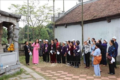 Du khách tham quan khu di tích Quốc gia đặc biệt Chùa Bút Tháp tại xã Đình Tổ (Thuận Thành, Bắc Ninh). Ảnh: Diệp Trương - TTXVN Du khách tham quan khu di tích Quốc gia đặc biệt Chùa Bút Tháp tại xã Đình Tổ (Thuận Thành, Bắc Ninh). Ảnh: Diệp Trương - TTXVN