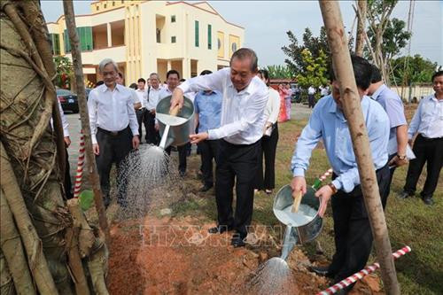Phó Thủ tướng thường trực Trương Hòa Bình trồng cây đa lưu niệm tại nhà văn hóa ấp Tân Triều, xã Tân Bình, huyện Vĩnh Cửu, tỉnh Đồng Nai. Ảnh: Lê Xuân-TTXVN Phó Thủ tướng thường trực Trương Hòa Bình trồng cây đa lưu niệm tại nhà văn hóa ấp Tân Triều, xã Tân Bình, huyện Vĩnh Cửu, tỉnh Đồng Nai. Ảnh: Lê Xuân-TTXVN