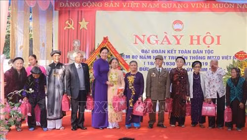 Bí thư Tỉnh ủy Hà Nam Lê Thị Thủy tặng quà cho các cụ trên 80 tuổi ở thôn Thuận Đức, xã Nguyễn Úy, huyện Kim Bảng. Ảnh: Nguyễn Chinh - TTXVN Bí thư Tỉnh ủy Hà Nam Lê Thị Thủy tặng quà cho các cụ trên 80 tuổi ở thôn Thuận Đức, xã Nguyễn Úy, huyện Kim Bảng. Ảnh: Nguyễn Chinh - TTXVN