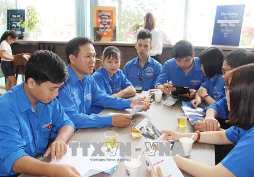 Đoàn viên thanh niên thảo luận, nghiên cứu tại không gian làm việc chung về khởi nghiệp. Ảnh: Hoài Thu - TTXVN