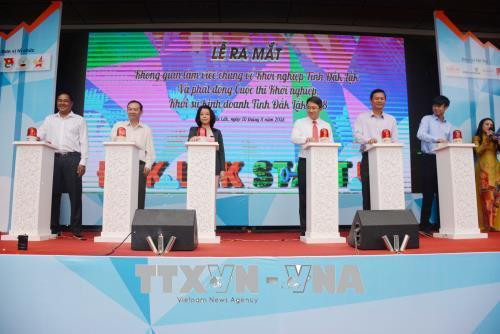 Các đại biểu thực hiện nhấn nút ra mắt không gian làm việc chung về khởi nghiệp tỉnh Đắk Lắk. Ảnh: Hoài Thu - TTXVN