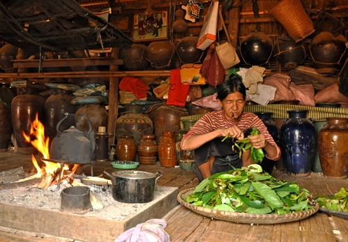 Bếp lửa, một phần không thể thiếu trong nhà dài.