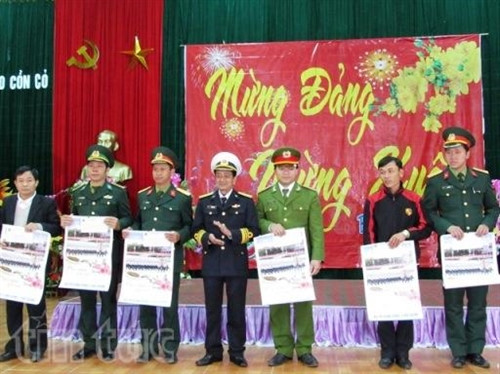 Vùng 3 Hải quân chúc Tết đảo tiền tiêu Cồn Cỏ ảnh 3 Vùng 3 Hải quân chúc Tết đảo tiền tiêu Cồn Cỏ ảnh 3