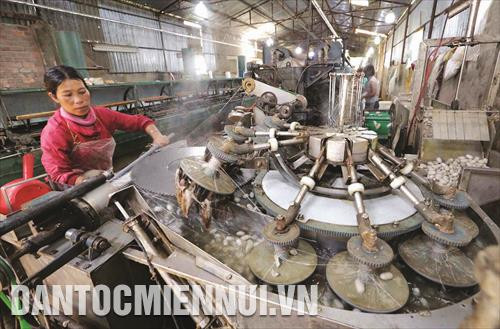 Cơ sở sản xuất tơ tằm Lê Sáu ở xã Đinh Lạc, huyện Di Linh thu hút hàng chục lao động địa phương, trong đó có con em đồng bào dân tộc Cơ sở sản xuất tơ tằm Lê Sáu ở xã Đinh Lạc, huyện Di Linh thu hút hàng chục lao động địa phương, trong đó có con em đồng bào dân tộc