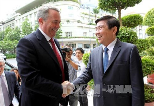 Chủ tịch UBND Thành phố Nguyễn Thành Phong tiếp Ngài Liam Fox, Bộ trưởng Thương mại quốc tế Vương quốc Anh và Bắc Ireland đang thăm và làm việc tại Việt Nam. Ảnh: Thanh Vũ - TTXVN