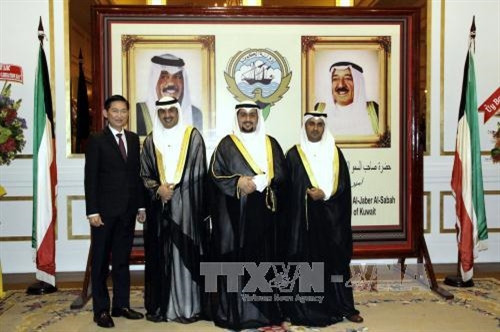 Phó Chủ tịch UBND Thành phố Hồ Chí Minh Trần Vĩnh Tuyến cùng đại diện Lãnh sự quán Kuwait chụp ảnh lưu niệm tại lễ kỷ niệm. Ảnh: Thế Anh - TTXVN