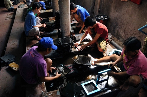 Công đoạn mài rửa, làm sạch bụi bẩn bám trên sản phẩm tại một cơ sở sản xuất của Làng nghề.