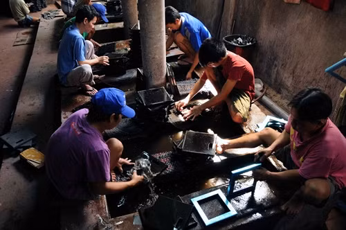 Công đoạn mài rửa, làm sạch bụi bẩn bám trên sản phẩm tại một cơ sở sản xuất của Làng nghề.