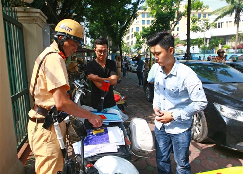 Cảnh sát giao thông xử lý vi phạm giao thông tại ngã tư Quang Trung - Trần Hưng Đạo. Ảnh: Doãn Tấn – TTXVN Cảnh sát giao thông xử lý vi phạm giao thông tại ngã tư Quang Trung - Trần Hưng Đạo. Ảnh: Doãn Tấn – TTXVN
