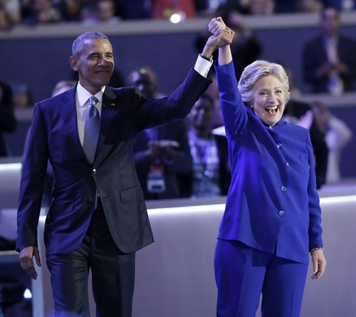 Tổng thống Mỹ Barack Obama và cựu Ngoại trưởng Hillary Clinton (phải) tại Đại hội Toàn quốc của đảng Dân chủ ở Philadelphia, ngày 27/7. EPA/TTXVN