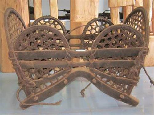 Chiếc bành voi được đan từ dây mây rừng