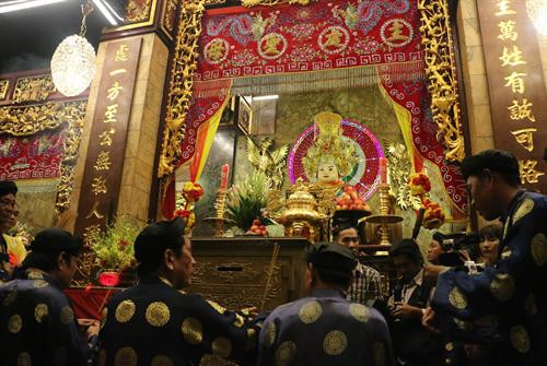 Các bô lão dâng hương cầu cho bà phù hộ cho quốc thái dân an. Ảnh: Công Mạo-TTXVN