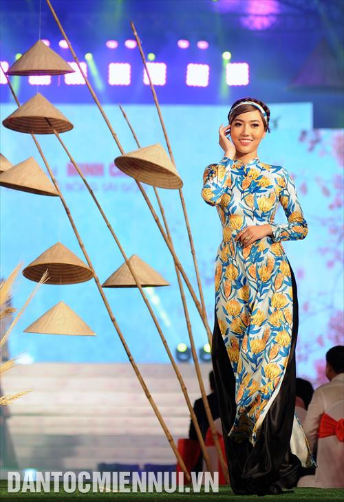 Các bộ sưu tập áo dài "Bản hòa ca mùa xuân" của nghệ nhân Lan Hương; "Dịu dàng sắc xuân" của nhà thiết kế Thuận Việt; "Thế giới như tôi thấy" của nhà thiết kế Đỗ Trịnh Hoài Nam; "Cô Bông Sài Gòn" của nhà thiết kế Minh Châu...