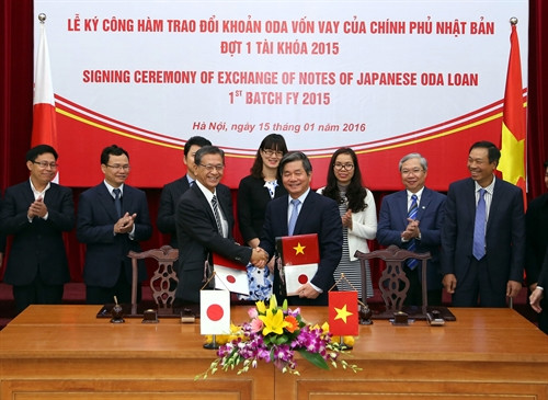 Ông Hiroshi Fukada, Đại sứ Nhật Bản tại Việt Nam (bên trái) và ông Bùi Quang Vinh (bên phải) Bộ trưởng Bộ Kế hoạch và Đầu tư trao công hàm. Ảnh: TTXVN phát Ông Hiroshi Fukada, Đại sứ Nhật Bản tại Việt Nam (bên trái) và ông Bùi Quang Vinh (bên phải) Bộ trưởng Bộ Kế hoạch và Đầu tư trao công hàm. Ảnh: TTXVN phát