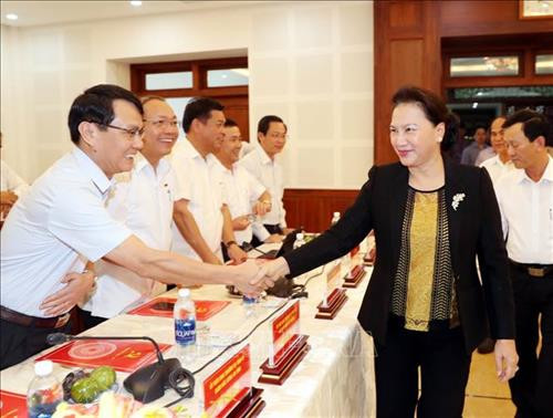 Chủ tịch Quốc hội Nguyễn Thị Kim Ngân với các đại biểu. Ảnh: Trọng Đức – TTXVN Chủ tịch Quốc hội Nguyễn Thị Kim Ngân với các đại biểu. Ảnh: Trọng Đức – TTXVN