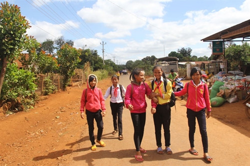 Con em đồng bào buôn Ayun (xã Ea Kuêh) trên đường đi học. Con em đồng bào buôn Ayun (xã Ea Kuêh) trên đường đi học.