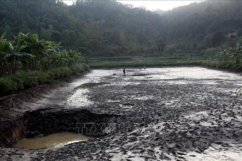 Hố sụt lún tại ao của gia đình bà Bàn Thị Thục, thôn Bản Tàn. Ảnh: Đức Hiếu - TTXVN Hố sụt lún tại ao của gia đình bà Bàn Thị Thục, thôn Bản Tàn. Ảnh: Đức Hiếu - TTXVN