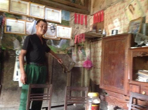 Bàn thờ của gia đình dân tộc Dao Tiền, xóm Bản Chang, xã Thành Công, huyện Nguyên Bình