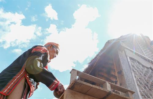 Trước khi làm Lễ mừng lúa mới, thầy cúng làm Lễ đưa hồn lúa về nhà kho và xin phép thần lúa cho người dân được gặt lúa đem về kho. Người thu hoạch lúa phải vuốt bằng tay để không làm cây lúa bị đau, thần lúa mới ở lại với gia chủ Sau đó, thầy cúng đặt các lễ vật về phía Đông và thực hiện các nghi thức rước lúa với mong muốn mong mùa rẫy mới mưa thuận gió hòa, mùa màng tươi tốt Sau khi làm lễ xong, thầy cúng mời người phụ nữ là chủ ruộng lúa uống rượu cần. Theo phong tục, người uống phải say, rượu cần phải cạn thì vụ mùa năm sau sẽ càng nhiều lúa. Sau phần lễ rước hồn lúa về kho, người dân tổ chức dã gạo để lựa ra những hạt gạo tốt nhất Những âm thanh gọi thần lúa về kho Sau khi mọi lễ vật đã chuẩn bị đầy đủ, thầy cúng thực hiện nghi thức cúng các vị thần linh ở kho lúa mới để tạ ơn thần Đất - Trời, Núi - Rừng. Tiếp đó là Lễ cúng lúa mới và cúng sức khỏe cho già làng với đầy đủ các lễ vật: cơm lúa mới, rượu cần, heo, gà... Thầy cúng khấn niệm với mong muốn cầu chúc mọi người sức khỏe, gia đình hạnh phúc, mùa màng bội thu. Sau khi cúng xong, thầy cúng mời người nữ, chủ ruộng lên uống rượu cần. Phần lễ vật và rượu cần còn lại được chia cho tất cả những người được mời tham dự.. . Người dân và du khách cùng chung vui Múa hát quanh cây nêu trong ngày hội ... cồng chiêng "Mừng lúa mới được mùa" kết hợp với những điệu múa xoang đầy uyển chuyển trong "Mọi người ơi, hòa cùng nhịp xoang Gia Rai" Một hình ảnh không thể thiếu trong các nghi lễ của người Gia Rai chính là biểu tượng của những chú chim, có thể bay lên cao đến xứ sở các thần linh đem theo lời cầu xin của con người.