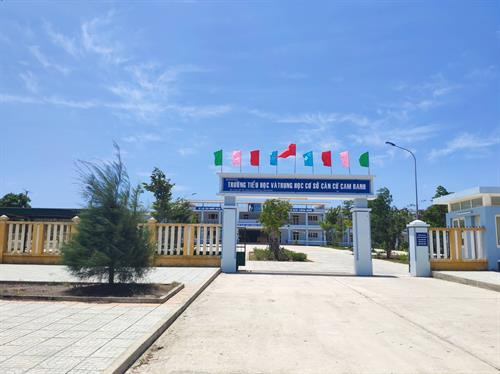 Trường Tiểu học và Trung học cơ sở Căn cứ Cam Ranh mới được thành lập năm 2016. Đây là ngôi trường dành cho con em của các cán bộ, chiến sĩ hải quân đang làm nhiệm vụ giữ bình yên biển đảo quê hương. Ảnh: Hiền Thương Trường Tiểu học và Trung học cơ sở Căn cứ Cam Ranh mới được thành lập năm 2016. Đây là ngôi trường dành cho con em của các cán bộ, chiến sĩ hải quân đang làm nhiệm vụ giữ bình yên biển đảo quê hương. Ảnh: Hiền Thương