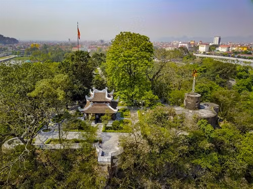 Đỉnh núi Non Nước khá bằng phẳng, thuận tiện cho du khách nghỉ ngơi, thưởng ngoạn cảnh trí.
