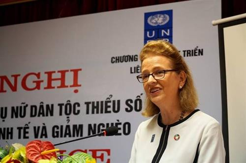 Đại diện thường trú của UNDP tại Việt Nam bà Caitlin Wiesen chia sẻ tại hội thảo. Ảnh: tuoitrethudo.com.vn Đại diện thường trú của UNDP tại Việt Nam bà Caitlin Wiesen chia sẻ tại hội thảo. Ảnh: tuoitrethudo.com.vn