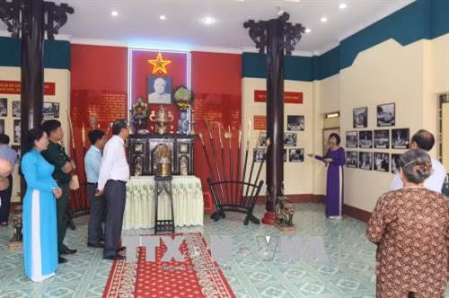 Đông đảo người dân Thành phố Hồ Chí Minh tham quan triển lãm cuộc đời sự nghiệp của Chủ tịch Tôn Đức Thắng tại Nhà tưởng niệm Bác Tôn trong khuôn viên của Đình Bình Đông nhân kỷ niệm 130 năm Ngày sinh Chủ tịch Tôn Đức Thắng (20/8/1888 - 20/8/2018). Ảnh: Thanh Vũ-TTXVN