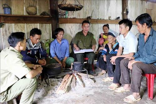 Lực lượng công an xã Pú Đao thường xuyên xuống bản tuyên truyền, vận động bà con nhân dân không trồng cây thuốc phiện, không cho con cháu nghiện hút. Ảnh: Công Tuyên-TTXVN