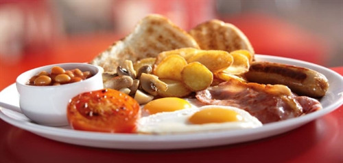 Một bữa sáng quá nhiều dầu mỡ, quá mặn và thiếu rau củ không phải là lựa chọn tốt đối với sức khỏe. Ảnh minh họa. Một bữa sáng quá nhiều dầu mỡ, quá mặn và thiếu rau củ không phải là lựa chọn tốt đối với sức khỏe. Ảnh minh họa.