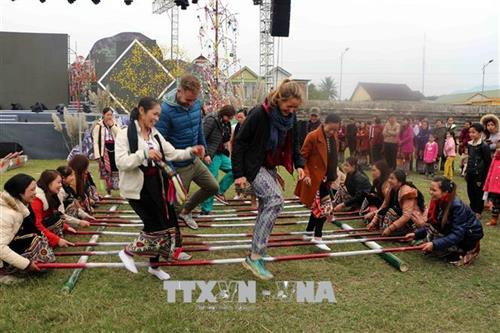 Du khách trải nghiệm văn hóa của người Thái tại Khu Du lịch cộng đồng thuộc xã Châu Tiến, Huyện Quỳ Châu, Nghệ An. Ảnh: Bích Huệ - TTXVN Du khách trải nghiệm văn hóa của người Thái tại Khu Du lịch cộng đồng thuộc xã Châu Tiến, Huyện Quỳ Châu, Nghệ An. Ảnh: Bích Huệ - TTXVN