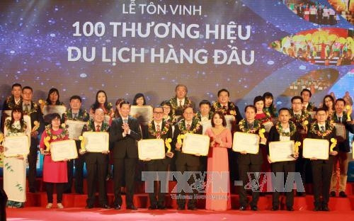 Ban tổ chức trao giải thưởng cho các đơn vị doanh nghiệp lữ hành du lịch, khách sạn Thành phố Hồ Chí Minh. Ảnh: Phương Vy - TTXVN