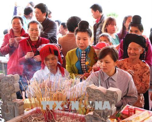 Du khách dâng hương tại đền Nàng Han, huyện Quỳnh Nhai. Ảnh: Nguyễn Cường - TTXVN Du khách dâng hương tại đền Nàng Han, huyện Quỳnh Nhai. Ảnh: Nguyễn Cường - TTXVN