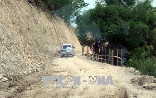Đường giao thông dài 3,3km chưa được đổ bê tông gây khó khăn cho các phương tiện di chuyển. Ảnh: Diệp Anh - TTXVN Đường giao thông dài 3,3km chưa được đổ bê tông gây khó khăn cho các phương tiện di chuyển. Ảnh: Diệp Anh - TTXVN