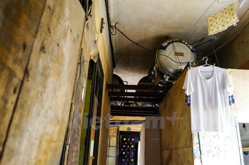 Bà Nguyễn Thị Phương Lan, tổ trưởng tổ dân phố 6B phường Phạm Đình Hổ cho hay, dù đã nhiều lần viết đơn kêu cứu nhưng vẫn chưa biết bên nào quản lý và đến nay ngôi nhà vẫn chưa được sửa chữa. (Ảnh: Minh Sơn/Vietnam+)