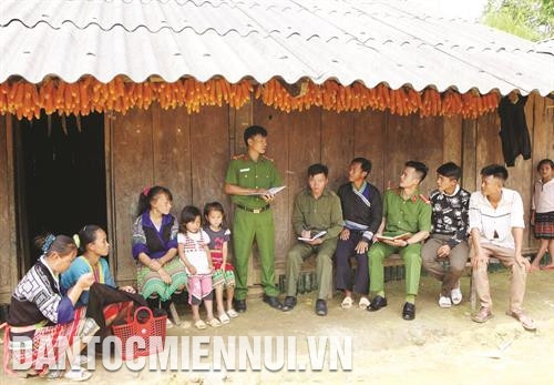 Đến nay, Công an huyện Than Uyên đã bố trí 7/11 xã trên địa bàn có lực lượng công an chính quy đảm nhiệm các chức danh Công an xã, còn 4 xã chưa có công an chính quy là: Tà Hừa, Mường Than, Mường Cang và Ta Gia. Ảnh: Quý Trung Đến nay, Công an huyện Than Uyên đã bố trí 7/11 xã trên địa bàn có lực lượng công an chính quy đảm nhiệm các chức danh Công an xã, còn 4 xã chưa có công an chính quy là: Tà Hừa, Mường Than, Mường Cang và Ta Gia. Ảnh: Quý Trung