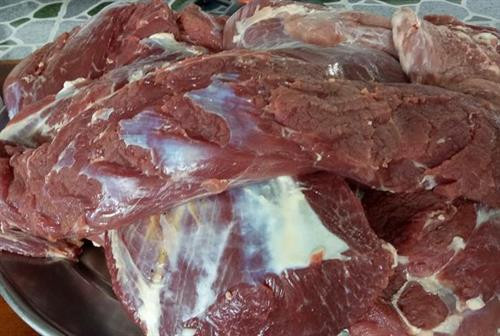 Thịt bò được lựa chọn làm đặc sản Bò một nắng phải là thịt bò đùi tươi. Ảnh: Hồng Điệp - TTXVN Thịt bò được lựa chọn làm đặc sản Bò một nắng phải là thịt bò đùi tươi. Ảnh: Hồng Điệp - TTXVN