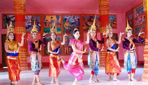 Người Khmer nổi tiếng với những điệu múa duyên dáng, mê đắm lòng người.