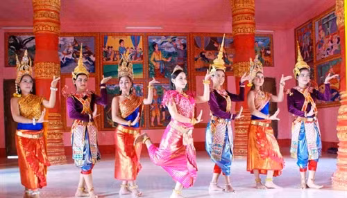 Người Khmer nổi tiếng với những điệu múa duyên dáng, mê đắm lòng người. Người Khmer nổi tiếng với những điệu múa duyên dáng, mê đắm lòng người.