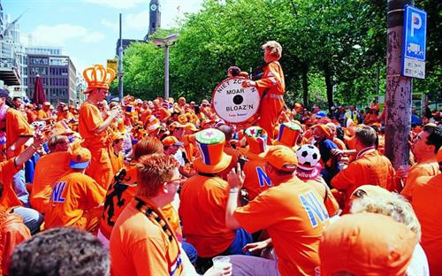 Nằm tại Lisse, một thị trấn nhỏ ở phía nam thủ đô Amsterdam, công viên Keukennhof còn được biết đến là "vườn châu Âu". Đây là vườn hoa lớn nhất thế giới với diện tích khoảng 32 ha và bảy triệu bông hoa tuy-líp thuộc 100 giống khác nhau. Ảnh: nhandan.com.vn Nằm tại Lisse, một thị trấn nhỏ ở phía nam thủ đô Amsterdam, công viên Keukennhof còn được biết đến là "vườn châu Âu". Đây là vườn hoa lớn nhất thế giới với diện tích khoảng 32 ha và bảy triệu bông hoa tuy-líp thuộc 100 giống khác nhau Đối với mỗi người dân Hà Lan, cối xay gió đã tạo nên đất nước của họ. Đây là niềm tự hào không gì sánh nổi và Kinderdijk là một trong những nơi lưu giữ tốt nhất của niềm tự hào ấy. Người ta gọi Kinderdijk là ngôi làng cối xay gió, bởi nơi đây tập hợp các cối xay gió mang nhiều giá trị lịch sử nhất tại Hà Lan. Hệ thống cối xay gió của làng Kinderdijk được UNESCO công nhận là di sản thế giới vào năm 1997.. Ảnh: nhandan.com.vn Cách Amsterdam khoảng 20 km, làng Zaanse Schans là một quần thể văn hóa gồm nhiều cối xay gió cổ và những bảo tàng lưu giữ các nét văn hóa truyền thống của người Hà Lan.. Ảnh: nhandan.com.vn Cung điện Hoàng gia tại Amsterdam vô cùng cổ kính, nguy nga và tráng lệ. Công trình này bảo tồn nhiều di sản quý giá và những tác phẩm điêu khắc bậc thầy của Hà Lan. Ảnh: nhandan.com.vn Làng Giethoorn không hề có một con đường nào, phương tiện chủ yếu để di chuyển là thuyền. Hàng trăm cây cầu bắc qua các tuyến đường thủy, kết nối những ngôi nhà với nhau, các kênh rạch cũng dẫn đến phòng trưng bày nghệ thuật và cửa hàng lưu niệm.. Ảnh: nhandan.com.vn Những ngôi nhà sắc màu trên hồ Reitdiephaven ở TP Groningen từ lâu đã trở thành một trong những điểm đến hút khách nhất tại Hà Lan, đặc biệt là đối tượng giới trẻ. Ảnh: nhandan.com.vn Bộ trang phục của phụ nữ Hà Lan xuất hiện trong chương trình quảng cáo Sữa cô gái Hà Lan gắn liền với tuổi thơ của không ít thế hệ người Việt Nam. Khi nói đến trang phục của người Hà Lan, không thể bỏ qua những đôi giày gỗ xinh xắn. Nguồn gốc của những đôi giày gỗ (hay guốc gỗ) xuất phát từ việc phần lớn đất liền Hà Lan đều nằm ngang hoặc thấp hơn mực nước biển cho nên đất nông nghiệp thường bị ngập úng, vào mùa đông thì nước ứ đọng sẽ bị đóng băng. Do đó, người Hà Lan nảy ra ý tưởng sáng chế những đôi giày gỗ giúp di chuyển dễ dàng, giữ chân khô ráo, đặc biệt là mùa đông thì ấm, mùa hè thì mát, thậm chí vào ngày đông khi trời quá lạnh người dùng có thể lót thêm rơm vào giày cho ấm và êm chân. Đôi giày gỗ cũng giúp những người vắt sữa bò bảo vệ đôi chân của họ không bị bò giẫm lên.... Ảnh: nhandan.com.vn Người hâm mộ Hà Lan mặc trang phục của đội tuyển bóng đá quốc gia "Cơn lốc mầu da cam". Ảnh: nhandan.com.vn Ở Hà Lan có đầy đủ phương tiện giao thông hiện đại nhưng xe đạp vẫn là sự lựa chọn phổ biến nhất. Những chiếc xe đạp xuất hiện trên đường phố Hà Lan tạo nên một không gian thanh bình và thư thả. Đạp xe đi khám phá những ngóc ngách của đất nước này chắc chắn sẽ là trải nghiệm khó quên đối với du khách.. Ảnh: nhandan.com.vn Nằm tại Lisse, một thị trấn nhỏ ở phía nam thủ đô Amsterdam, công viên Keukennhof còn được biết đến là "vườn châu Âu". Đây là vườn hoa lớn nhất thế giới với diện tích khoảng 32 ha và bảy triệu bông hoa tuy-líp thuộc 100 giống khác nhau. Ảnh: nhandan.com.vn Nằm tại Lisse, một thị trấn nhỏ ở phía nam thủ đô Amsterdam, công viên Keukennhof còn được biết đến là "vườn châu Âu". Đây là vườn hoa lớn nhất thế giới với diện tích khoảng 32 ha và bảy triệu bông hoa tuy-líp thuộc 100 giống khác nhau Đối với mỗi người dân Hà Lan, cối xay gió đã tạo nên đất nước của họ. Đây là niềm tự hào không gì sánh nổi và Kinderdijk là một trong những nơi lưu giữ tốt nhất của niềm tự hào ấy. Người ta gọi Kinderdijk là ngôi làng cối xay gió, bởi nơi đây tập hợp các cối xay gió mang nhiều giá trị lịch sử nhất tại Hà Lan. Hệ thống cối xay gió của làng Kinderdijk được UNESCO công nhận là di sản thế giới vào năm 1997.. Ảnh: nhandan.com.vn Cách Amsterdam khoảng 20 km, làng Zaanse Schans là một quần thể văn hóa gồm nhiều cối xay gió cổ và những bảo tàng lưu giữ các nét văn hóa truyền thống của người Hà Lan.. Ảnh: nhandan.com.vn Cung điện Hoàng gia tại Amsterdam vô cùng cổ kính, nguy nga và tráng lệ. Công trình này bảo tồn nhiều di sản quý giá và những tác phẩm điêu khắc bậc thầy của Hà Lan. Ảnh: nhandan.com.vn Làng Giethoorn không hề có một con đường nào, phương tiện chủ yếu để di chuyển là thuyền. Hàng trăm cây cầu bắc qua các tuyến đường thủy, kết nối những ngôi nhà với nhau, các kênh rạch cũng dẫn đến phòng trưng bày nghệ thuật và cửa hàng lưu niệm.. Ảnh: nhandan.com.vn Những ngôi nhà sắc màu trên hồ Reitdiephaven ở TP Groningen từ lâu đã trở thành một trong những điểm đến hút khách nhất tại Hà Lan, đặc biệt là đối tượng giới trẻ. Ảnh: nhandan.com.vn Bộ trang phục của phụ nữ Hà Lan xuất hiện trong chương trình quảng cáo Sữa cô gái Hà Lan gắn liền với tuổi thơ của không ít thế hệ người Việt Nam. Khi nói đến trang phục của người Hà Lan, không thể bỏ qua những đôi giày gỗ xinh xắn. Nguồn gốc của những đôi giày gỗ (hay guốc gỗ) xuất phát từ việc phần lớn đất liền Hà Lan đều nằm ngang hoặc thấp hơn mực nước biển cho nên đất nông nghiệp thường bị ngập úng, vào mùa đông thì nước ứ đọng sẽ bị đóng băng. Do đó, người Hà Lan nảy ra ý tưởng sáng chế những đôi giày gỗ giúp di chuyển dễ dàng, giữ chân khô ráo, đặc biệt là mùa đông thì ấm, mùa hè thì mát, thậm chí vào ngày đông khi trời quá lạnh người dùng có thể lót thêm rơm vào giày cho ấm và êm chân. Đôi giày gỗ cũng giúp những người vắt sữa bò bảo vệ đôi chân của họ không bị bò giẫm lên.... Ảnh: nhandan.com.vn Người hâm mộ Hà Lan mặc trang phục của đội tuyển bóng đá quốc gia "Cơn lốc mầu da cam". Ảnh: nhandan.com.vn Ở Hà Lan có đầy đủ phương tiện giao thông hiện đại nhưng xe đạp vẫn là sự lựa chọn phổ biến nhất. Những chiếc xe đạp xuất hiện trên đường phố Hà Lan tạo nên một không gian thanh bình và thư thả. Đạp xe đi khám phá những ngóc ngách của đất nước này chắc chắn sẽ là trải nghiệm khó quên đối với du khách.. Ảnh: nhandan.com.vn