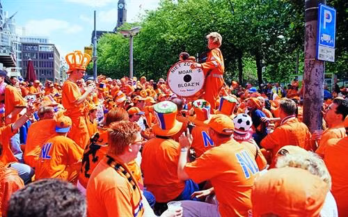 Nằm tại Lisse, một thị trấn nhỏ ở phía nam thủ đô Amsterdam, công viên Keukennhof còn được biết đến là "vườn châu Âu". Đây là vườn hoa lớn nhất thế giới với diện tích khoảng 32 ha và bảy triệu bông hoa tuy-líp thuộc 100 giống khác nhau. Ảnh: nhandan.com.vn Nằm tại Lisse, một thị trấn nhỏ ở phía nam thủ đô Amsterdam, công viên Keukennhof còn được biết đến là "vườn châu Âu". Đây là vườn hoa lớn nhất thế giới với diện tích khoảng 32 ha và bảy triệu bông hoa tuy-líp thuộc 100 giống khác nhau Đối với mỗi người dân Hà Lan, cối xay gió đã tạo nên đất nước của họ. Đây là niềm tự hào không gì sánh nổi và Kinderdijk là một trong những nơi lưu giữ tốt nhất của niềm tự hào ấy. Người ta gọi Kinderdijk là ngôi làng cối xay gió, bởi nơi đây tập hợp các cối xay gió mang nhiều giá trị lịch sử nhất tại Hà Lan. Hệ thống cối xay gió của làng Kinderdijk được UNESCO công nhận là di sản thế giới vào năm 1997.. Ảnh: nhandan.com.vn Cách Amsterdam khoảng 20 km, làng Zaanse Schans là một quần thể văn hóa gồm nhiều cối xay gió cổ và những bảo tàng lưu giữ các nét văn hóa truyền thống của người Hà Lan.. Ảnh: nhandan.com.vn Cung điện Hoàng gia tại Amsterdam vô cùng cổ kính, nguy nga và tráng lệ. Công trình này bảo tồn nhiều di sản quý giá và những tác phẩm điêu khắc bậc thầy của Hà Lan. Ảnh: nhandan.com.vn Làng Giethoorn không hề có một con đường nào, phương tiện chủ yếu để di chuyển là thuyền. Hàng trăm cây cầu bắc qua các tuyến đường thủy, kết nối những ngôi nhà với nhau, các kênh rạch cũng dẫn đến phòng trưng bày nghệ thuật và cửa hàng lưu niệm.. Ảnh: nhandan.com.vn Những ngôi nhà sắc màu trên hồ Reitdiephaven ở TP Groningen từ lâu đã trở thành một trong những điểm đến hút khách nhất tại Hà Lan, đặc biệt là đối tượng giới trẻ. Ảnh: nhandan.com.vn Bộ trang phục của phụ nữ Hà Lan xuất hiện trong chương trình quảng cáo Sữa cô gái Hà Lan gắn liền với tuổi thơ của không ít thế hệ người Việt Nam. Khi nói đến trang phục của người Hà Lan, không thể bỏ qua những đôi giày gỗ xinh xắn. Nguồn gốc của những đôi giày gỗ (hay guốc gỗ) xuất phát từ việc phần lớn đất liền Hà Lan đều nằm ngang hoặc thấp hơn mực nước biển cho nên đất nông nghiệp thường bị ngập úng, vào mùa đông thì nước ứ đọng sẽ bị đóng băng. Do đó, người Hà Lan nảy ra ý tưởng sáng chế những đôi giày gỗ giúp di chuyển dễ dàng, giữ chân khô ráo, đặc biệt là mùa đông thì ấm, mùa hè thì mát, thậm chí vào ngày đông khi trời quá lạnh người dùng có thể lót thêm rơm vào giày cho ấm và êm chân. Đôi giày gỗ cũng giúp những người vắt sữa bò bảo vệ đôi chân của họ không bị bò giẫm lên.... Ảnh: nhandan.com.vn Người hâm mộ Hà Lan mặc trang phục của đội tuyển bóng đá quốc gia "Cơn lốc mầu da cam". Ảnh: nhandan.com.vn Ở Hà Lan có đầy đủ phương tiện giao thông hiện đại nhưng xe đạp vẫn là sự lựa chọn phổ biến nhất. Những chiếc xe đạp xuất hiện trên đường phố Hà Lan tạo nên một không gian thanh bình và thư thả. Đạp xe đi khám phá những ngóc ngách của đất nước này chắc chắn sẽ là trải nghiệm khó quên đối với du khách.. Ảnh: nhandan.com.vn